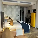 16Onbree Apt With Balcony And Rooftop Pool 1705