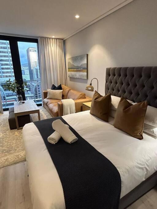 16onbree With Balcony And Rooftop Pool 1705